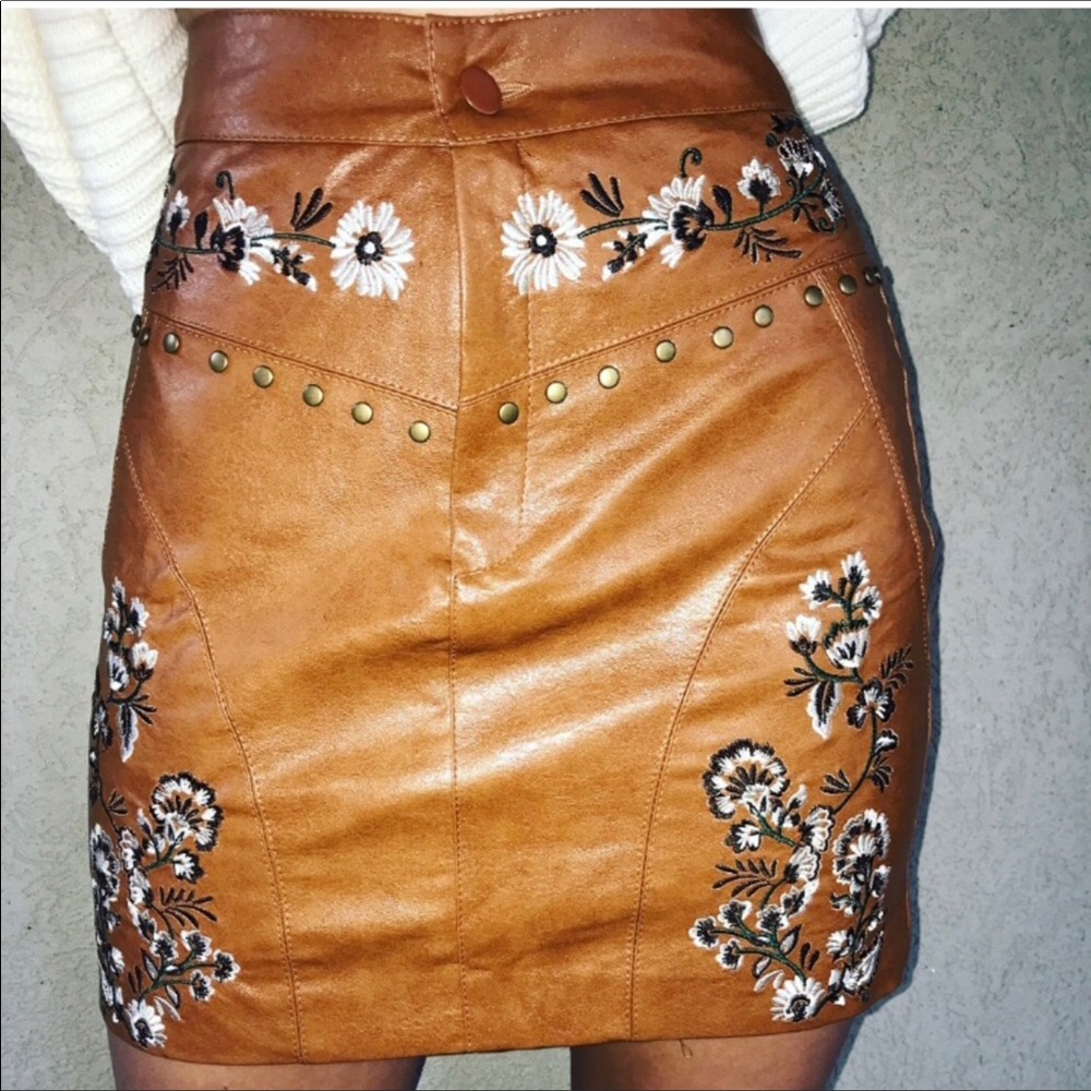 Toffee colored leather skirt with design👑